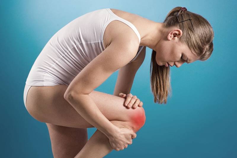 jeune femme avec une inflammation du genou